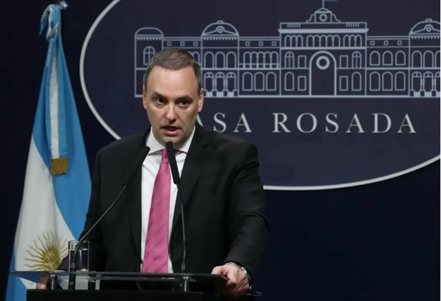 Manuel Adorni diseña su