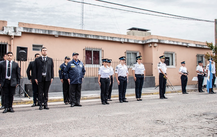 participó