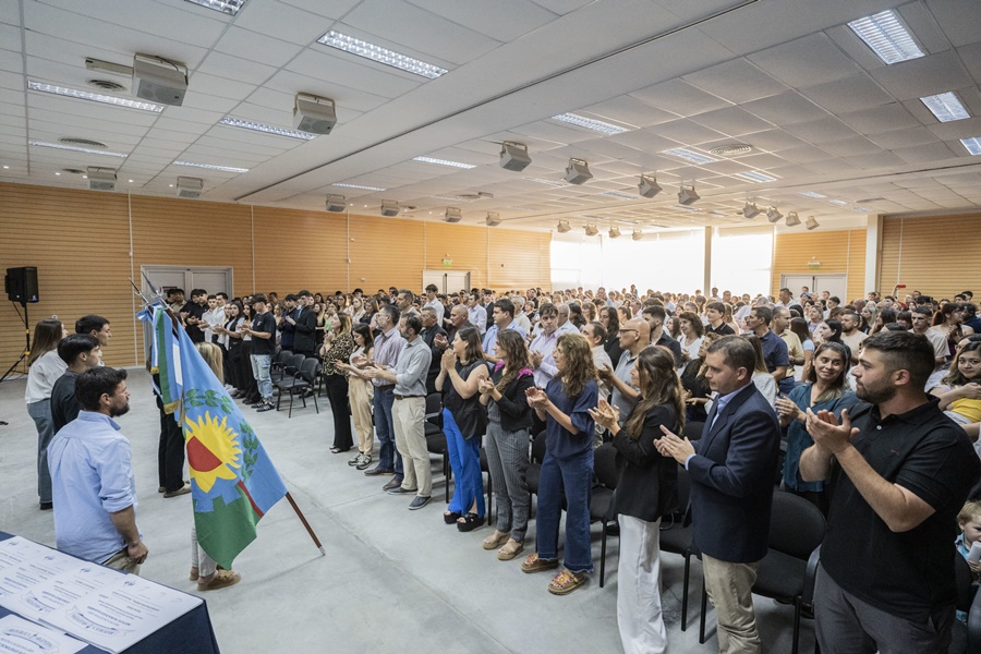 Egresaron 70 estudiantes del