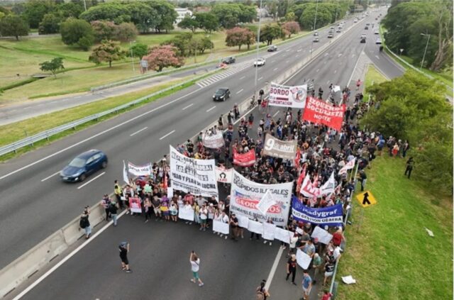 Trabajadores de Fate cortan