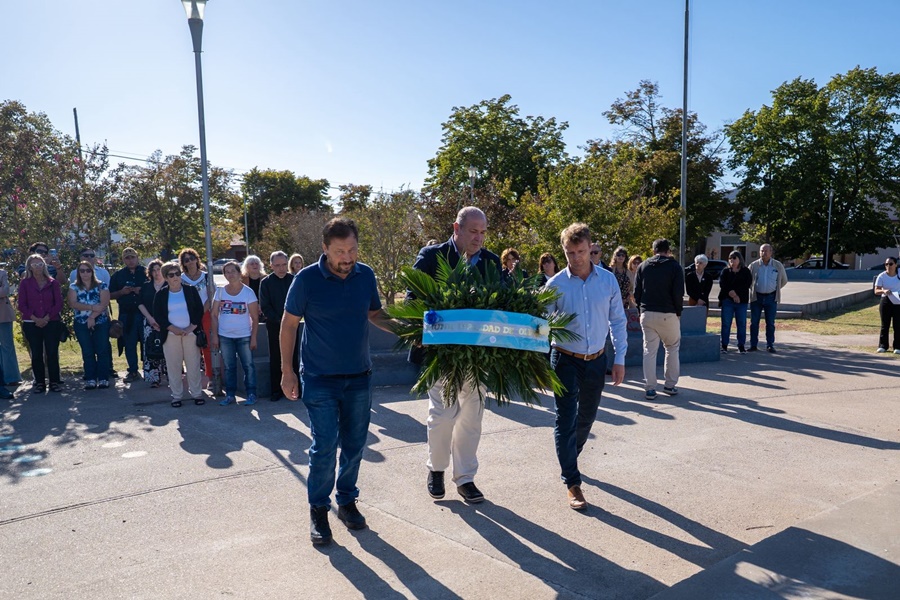 participó