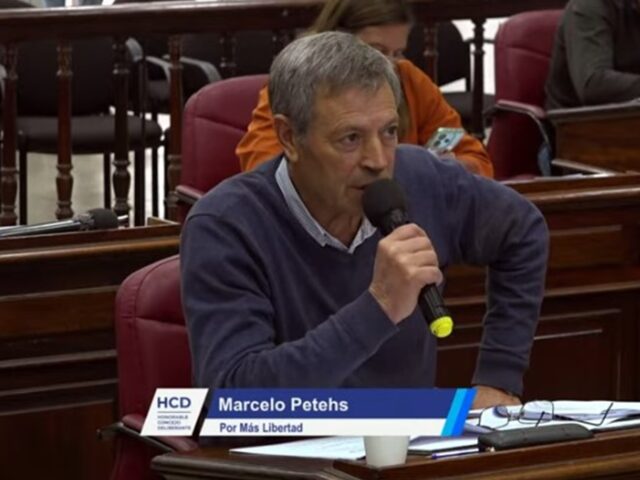 Con críticas al oficialismo