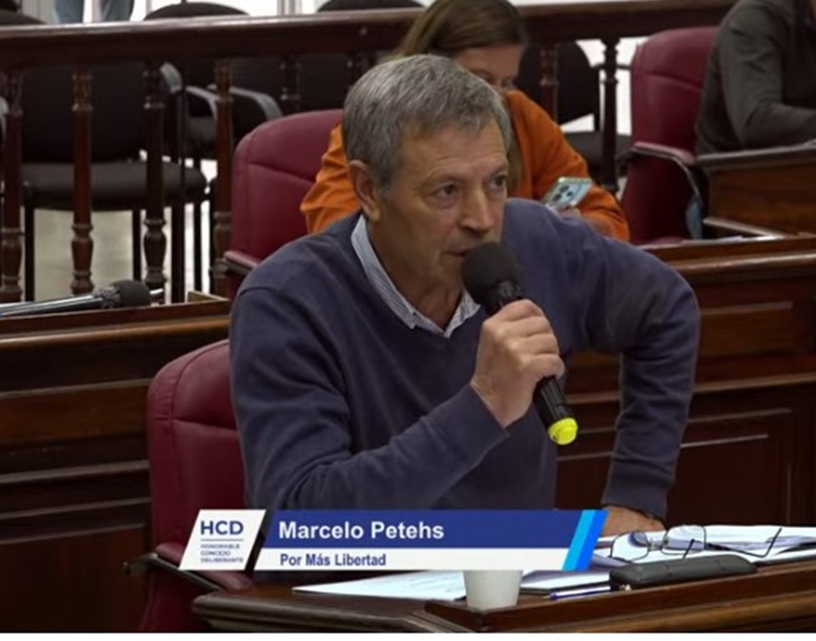 Con críticas al oficialismo