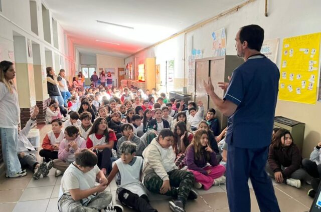 Continúan las charlas y