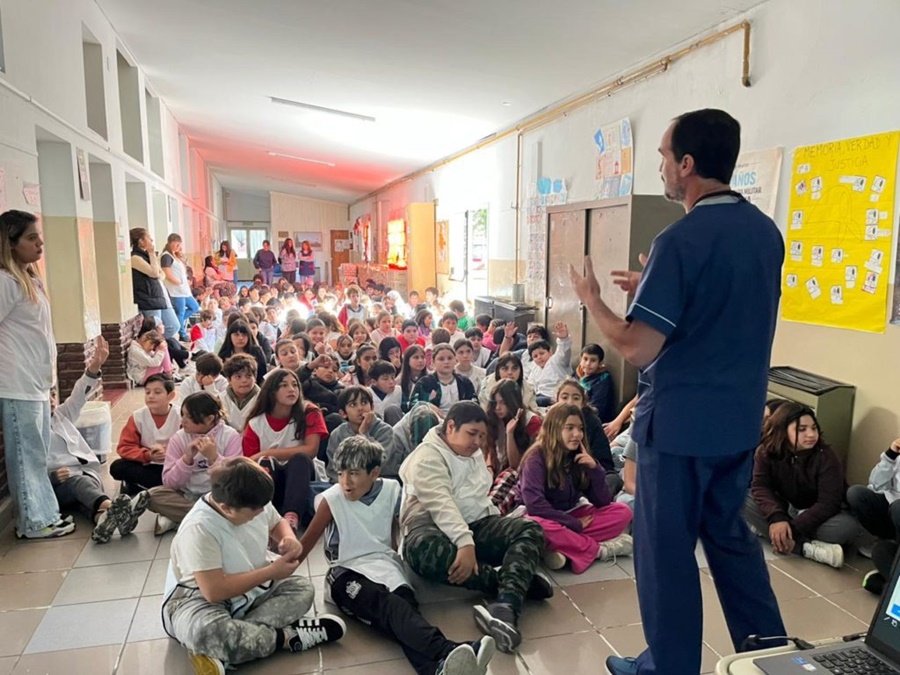 Continúan las charlas y