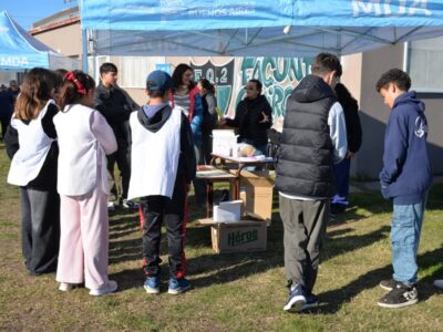 Con la participación de