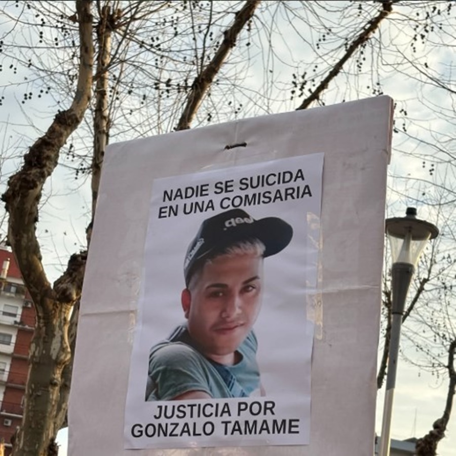 A un año de