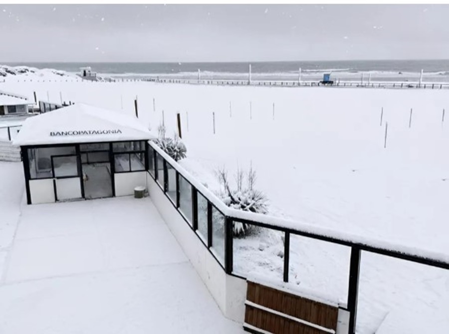 La nieve tiñó de